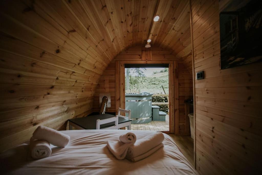 Pine Cosy Winter Cabin - Hot Tub & Log Burner Apartment Barmouth Bagian luar foto